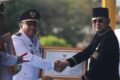 Gubernur Kalimantan Timur, Rudy Mas’ud menyerahkan langsung penghargaan kepada para camat