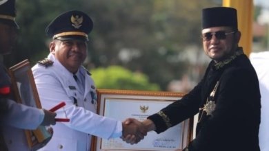Gubernur Kalimantan Timur, Rudy Mas’ud menyerahkan langsung penghargaan kepada para camat