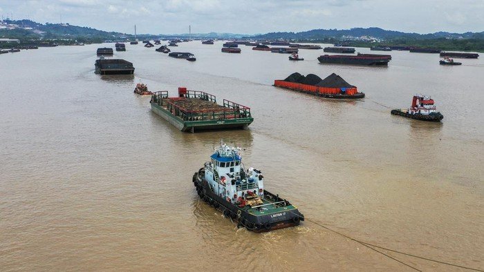 Ilustrasi Angukatan batu bara di Sungai Mahakam