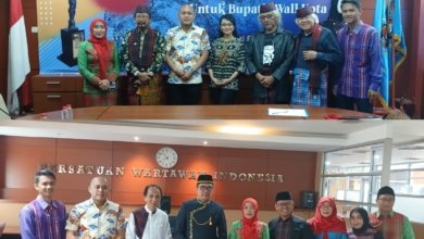 Kolase foto Wali Kota Samarinda, Andi Harun uasi presentasikan Sarung Samarinda dan foto para dewan juri Anugerah Kebudayaan Persatuan Wartawan Indonesia (PWI) Pusat Tahun 2026