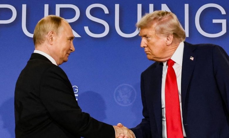 Presiden Rusia Vladimir Putin dan Presiden Amerika Serikat Donald Trump