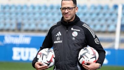 Liam Rosenior Pelatih Chelsea