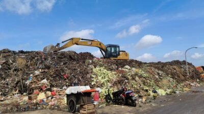 gunungan sampah Pasar Induk Kramat Jati