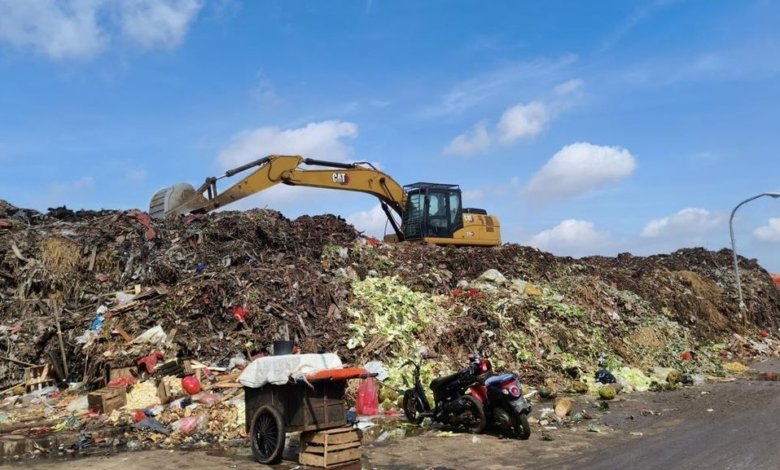gunungan sampah Pasar Induk Kramat Jati