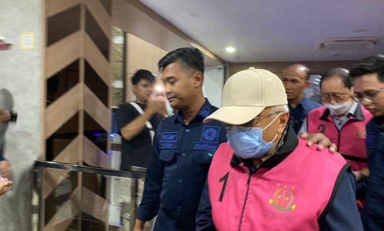 Dua tersangka kasus dugaan korupsi penambangan di atas lahan Hak Pengelolaan (HPL) Nomor 01 milik Kementerian Transmigrasi.