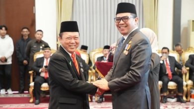 Wali Kota Samarinda, Andi Harun menyerahkan Tanda Kehormatan Satyalencana Karya Satya ke ASN