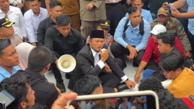 Gubernur Kalimantan Timur Rudy Mas’ud turun langsung menemui ratusan mahasiswa yang tergabung dalam Aliansi Gerakan Rakyat Menggugat (GERAM)