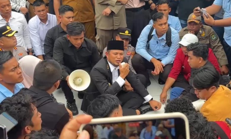 Gubernur Kalimantan Timur Rudy Mas’ud turun langsung menemui ratusan mahasiswa yang tergabung dalam Aliansi Gerakan Rakyat Menggugat (GERAM)