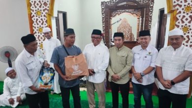 Wakil Wali Kota Samarinda Saefuddin Zuhri serahkan bantuan ke warga (ist)