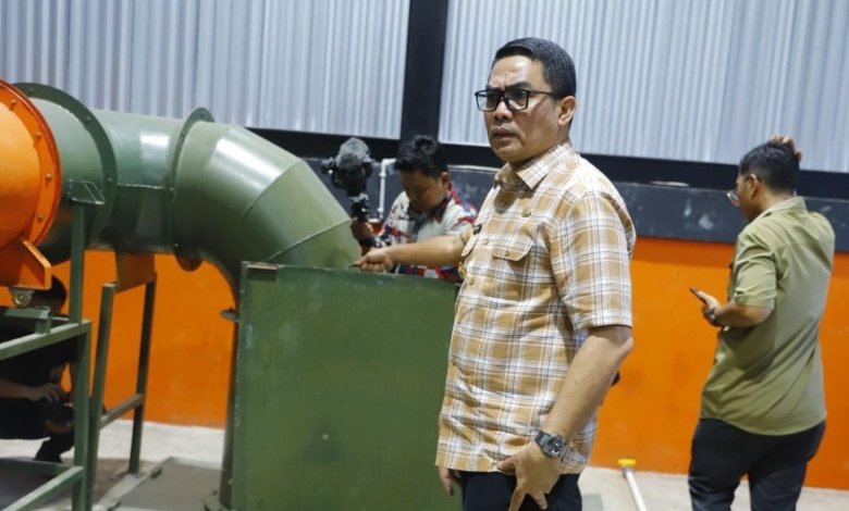 Wali Kota Andi Harun meninjau langsung lokasi Tempat Penampungan Sementara (TPS) berbasis insinerator di Kelurahan Baqa, Samarinda Seberang