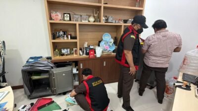 Penggeledahan yang dilakukan Tim Pidsus Kejati Kaltim di kantor ESDM Kaltim pada Senin (16/3/2026) kemarin. (IST)