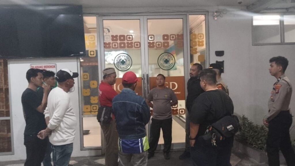 Relawan saat mendatangi RS IA Moeis Samarinda