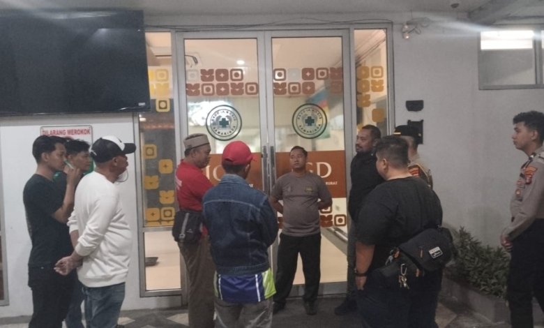 Relawan saat mendatangi RS IA Moeis Samarinda