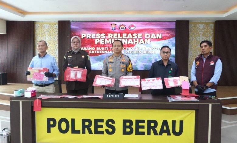 Kapolres Berau, Ridho Tri Putranto saat memimpin pers rilis kasus ungkapan 10 Kg narkoba jenis sabu