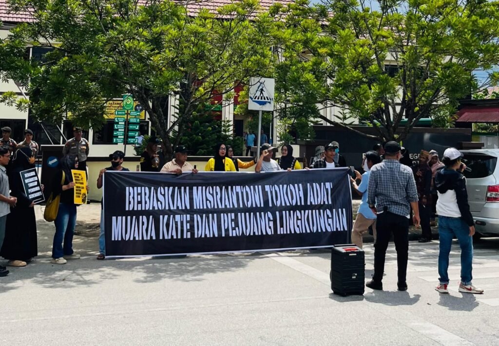 Aksi massa yang mendesak pembebasan Misran Toni setelah menguatnya pleidoi yang menyiratkan rekayasa dan kriminalisasi. (IST)