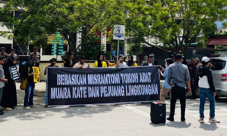 Aksi massa yang mendesak pembebasan Misran Toni setelah menguatnya pleidoi yang menyiratkan rekayasa dan kriminalisasi. (IST)