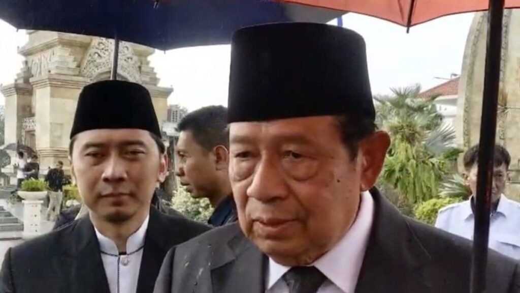 Presiden ke-6 RI, Susilo Bambang Yudhoyono (SBY) hadiri pemakaman Wakil Presiden ke-6 RI, Jenderal (Purn.), Try Sutrisno
