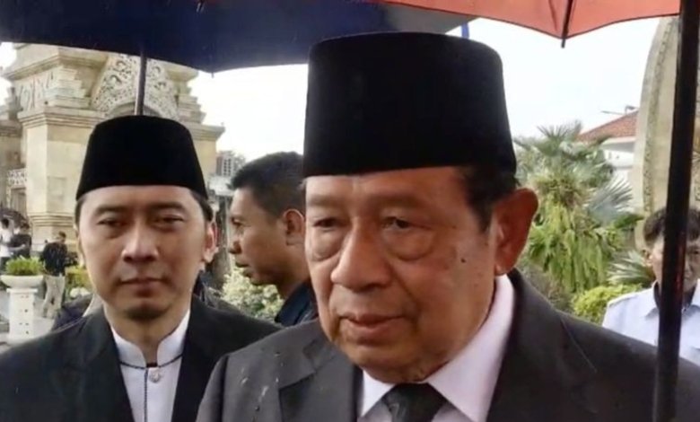 Presiden ke-6 RI, Susilo Bambang Yudhoyono (SBY) hadiri pemakaman Wakil Presiden ke-6 RI, Jenderal (Purn.), Try Sutrisno