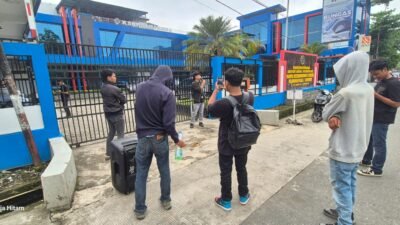 AKSI - Enam mahasiswa Universitas Mulawarman yang tergabung Imperium Kaltim mendatangi kantor KSOP Samarinda, tiga hari menjalang lebaran, Selasa (17/3/2026)