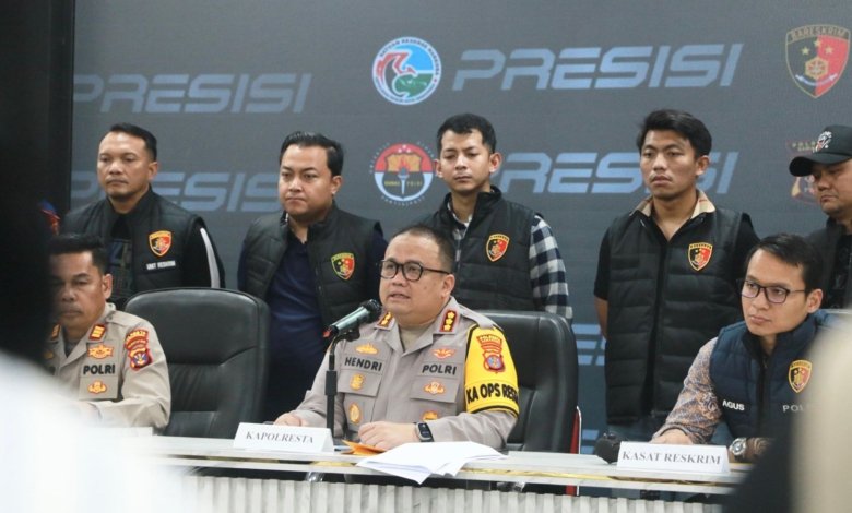 Kapolresta Samarinda, Kombes Pol Hendri Umar saat merilis kasus mutilasi dengan mengamankan dua pelaku. (IST)