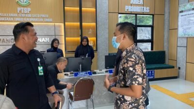 Perwakilan JAMPER Kaltim saat menyerahkan laporan dugaan penyimpangan Dana BOS Kutim di Kejaksaan Tinggi Kaltim.