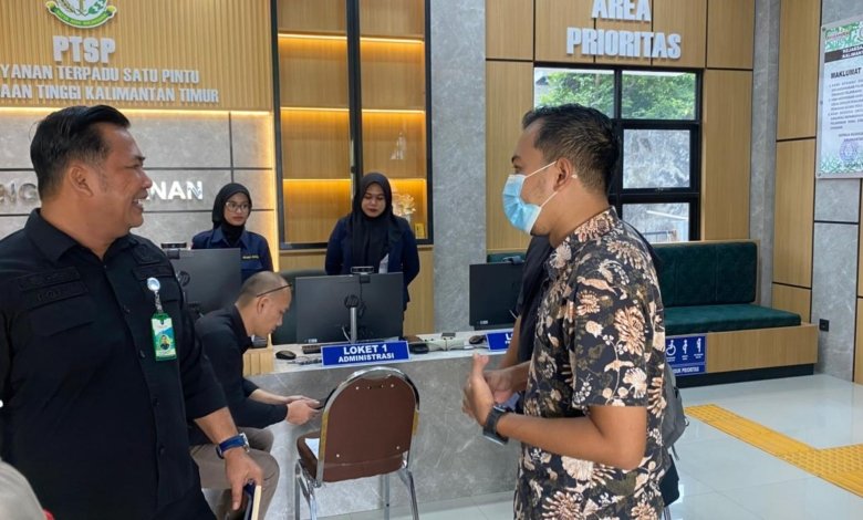 Perwakilan JAMPER Kaltim saat menyerahkan laporan dugaan penyimpangan Dana BOS Kutim di Kejaksaan Tinggi Kaltim.