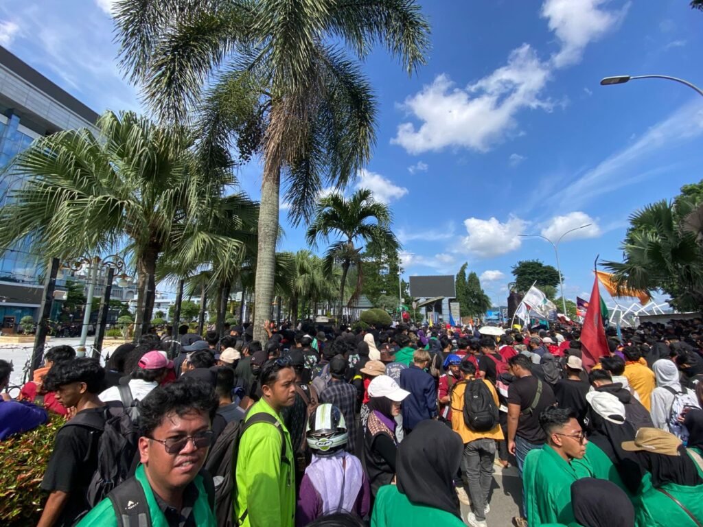 Suasana aksi ribuan massa di depan kantor Gubernur Kaltim.