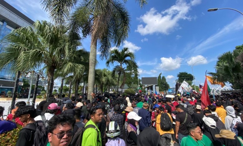 Suasana aksi ribuan massa di depan kantor Gubernur Kaltim.