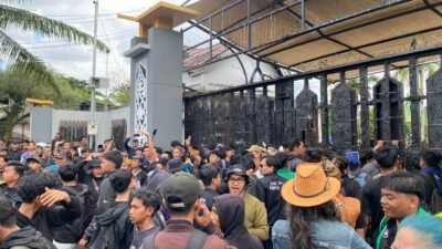 Aksi demonstrasi di Kantor DPRD Kaltim di Karang Paci pada Selasa (21/4/2026).