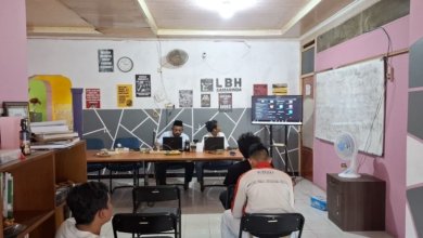 Direktur LBH Samarinda, Fathul Huda saat menyampaikan sikap tegas Tim Advokasi Lawan Rekayasa Kasus Muara Kate di kantor LBH Samarinda pada Minggu (19/4/2026). (IST)