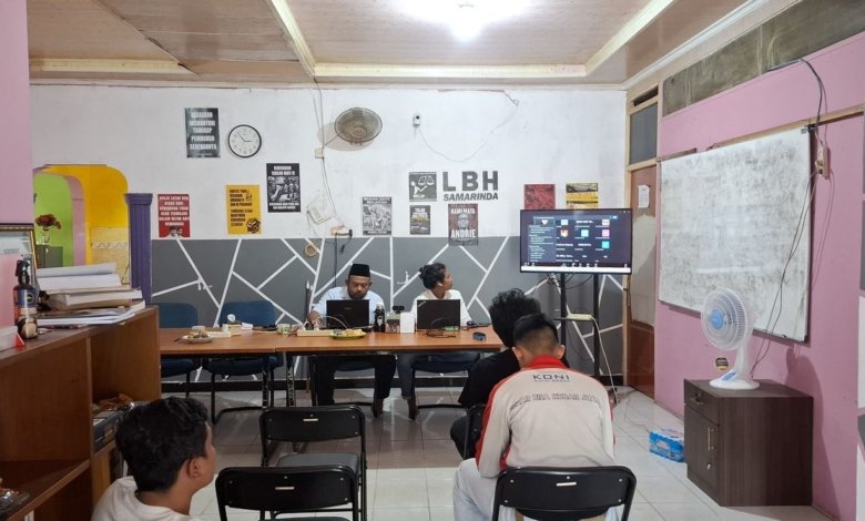 Direktur LBH Samarinda, Fathul Huda saat menyampaikan sikap tegas Tim Advokasi Lawan Rekayasa Kasus Muara Kate di kantor LBH Samarinda pada Minggu (19/4/2026). (IST)