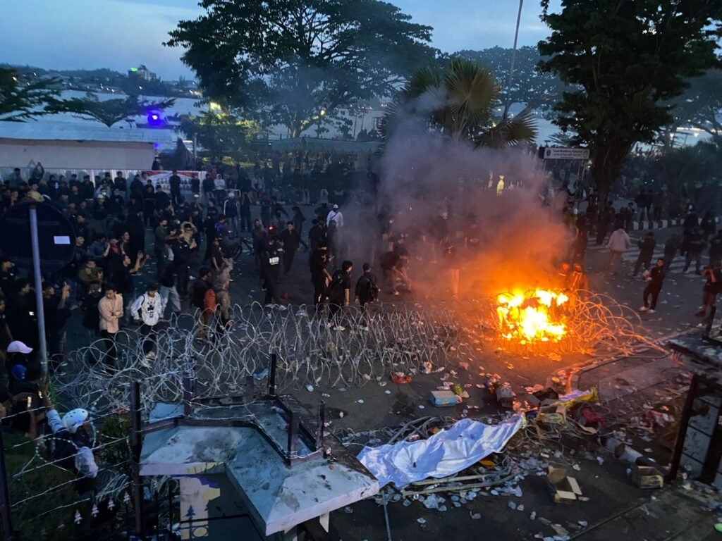 Suasana aksi yang memanas hingga massa di paksa mundur oleh petugas petugas. (IST)