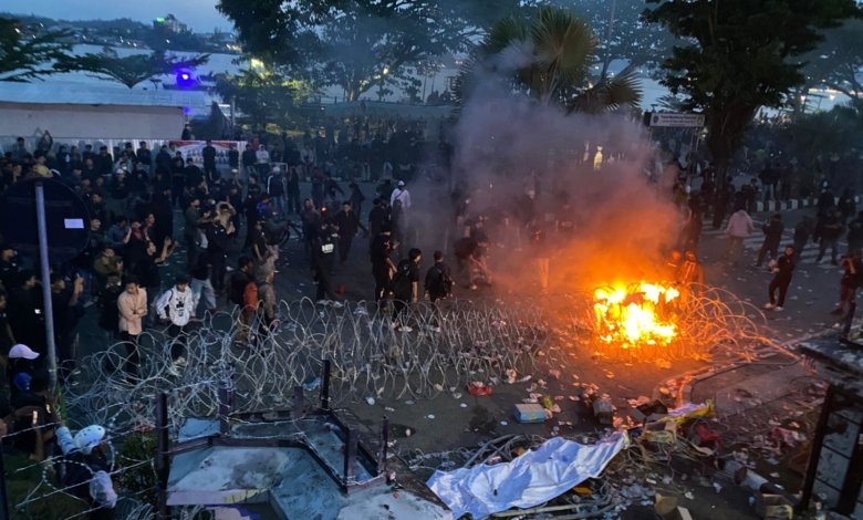 Suasana aksi yang memanas hingga massa di paksa mundur oleh petugas petugas. (IST)