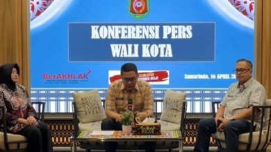 Wali Kota Samarinda, Andi Harun menggelar konferensi pers terkait polemik penggunaan kendaraan Defender