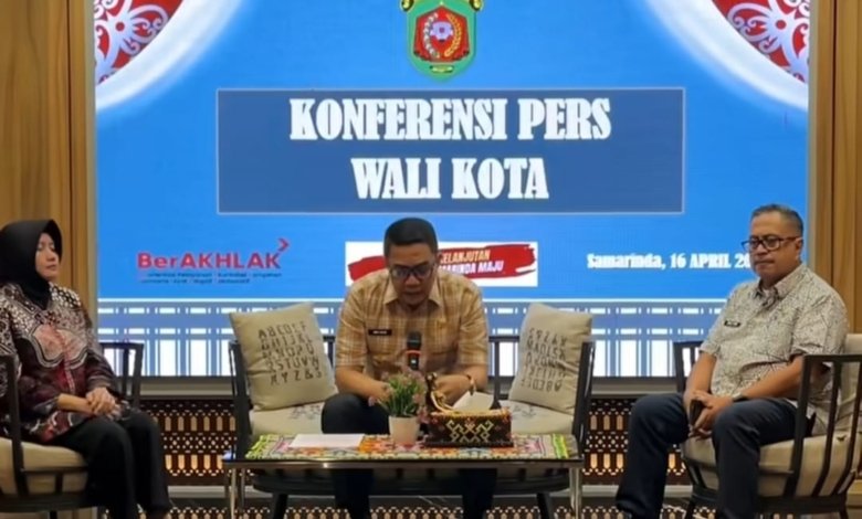Wali Kota Samarinda, Andi Harun menggelar konferensi pers terkait polemik penggunaan kendaraan Defender