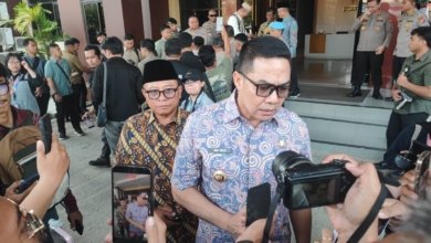 Wali Kota Samarinda, Andi Harun saat diwawancara awak media