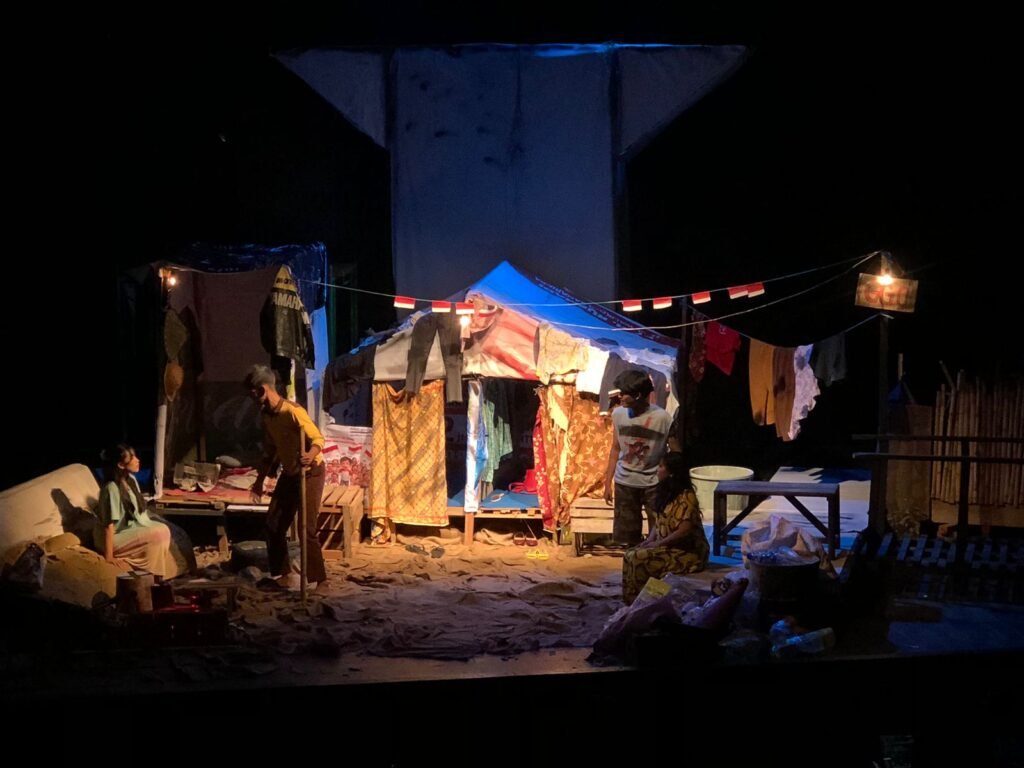 Teater Mahardika dari SMAN 8 Pentaskan Naskah RT Nol RW Nol” karya Iwan Simatupang
