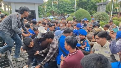 Pergerakan Mahasiswa Islam Indonesia (PMII) Cabang Samarinda menggelar aksi unjuk rasa di depan Kantor Gubernur Kalimantan Timur