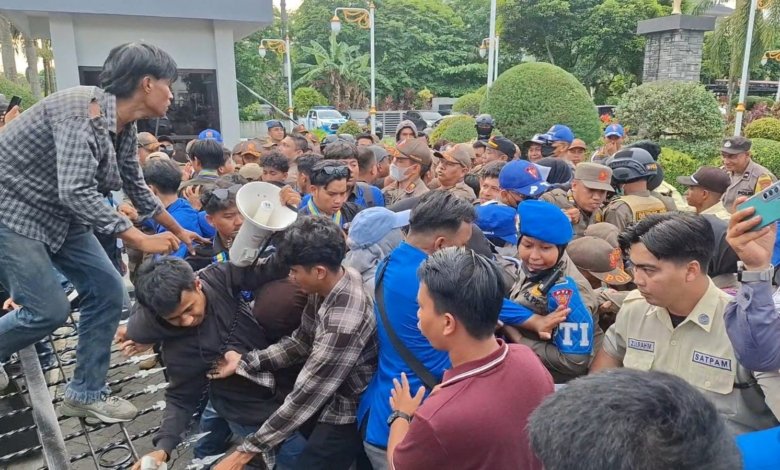 Pergerakan Mahasiswa Islam Indonesia (PMII) Cabang Samarinda menggelar aksi unjuk rasa di depan Kantor Gubernur Kalimantan Timur