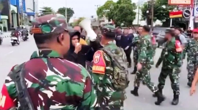 Suasana aksi massa yang digelar di Balikpapan dan mendapat tindakan represif dari sejumlah pengamanan TNI. (IST)