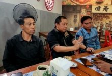 Kuasa hukum Nurfadiah, Agus Shali saat melakukan konferensi pers