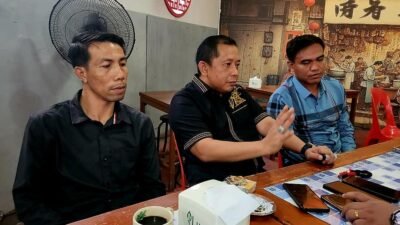 Kuasa hukum Nurfadiah, Agus Shali saat melakukan konferensi pers