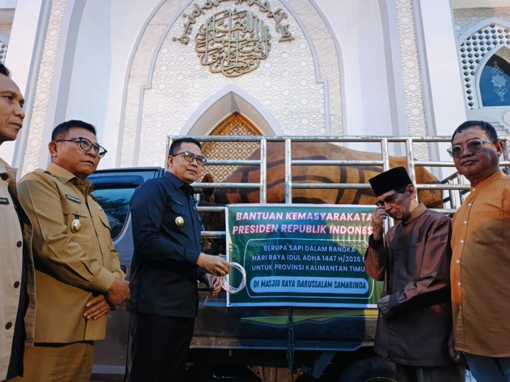Wali Kota Samarinda Andi Harun menyerahkan secara simbolis sapi kurban bantuan Presiden Republik Indonesia kepada masyarakat menjelang Hari Raya Idul Adha 1447 Hijriah.