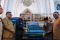 Wali Kota Samarinda Andi Harun menyerahkan secara simbolis sapi kurban bantuan Presiden Republik Indonesia kepada masyarakat menjelang Hari Raya Idul Adha 1447 Hijriah.