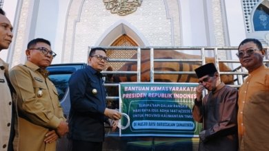 Wali Kota Samarinda Andi Harun menyerahkan secara simbolis sapi kurban bantuan Presiden Republik Indonesia kepada masyarakat menjelang Hari Raya Idul Adha 1447 Hijriah.