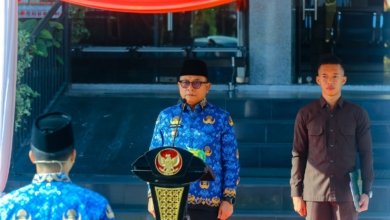Wakil Wali Kota Samarinda, Saefuddin Zuhri memimpin upacara peringatan Hari Pendidikan Nasional (Hardiknas) 2026 