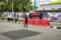 Aksi Jaringan Advokasi Tambang (JATAM) Kalimantan Timur di depan kantor gubernur