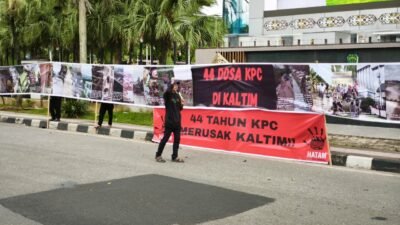 Aksi Jaringan Advokasi Tambang (JATAM) Kalimantan Timur di depan kantor gubernur