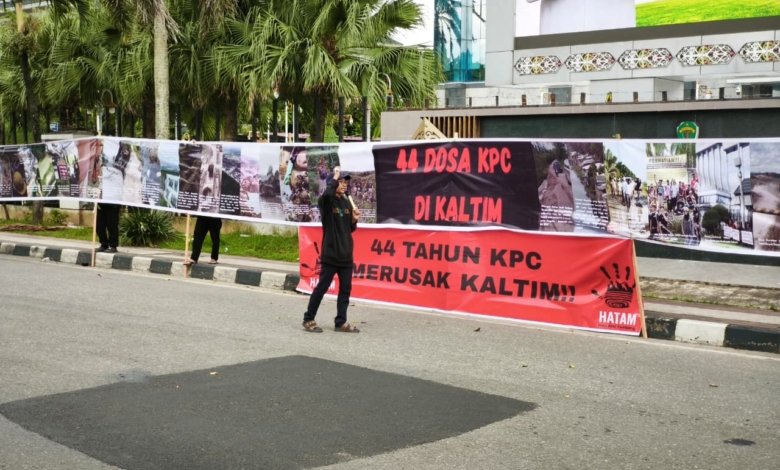 Aksi Jaringan Advokasi Tambang (JATAM) Kalimantan Timur di depan kantor gubernur
