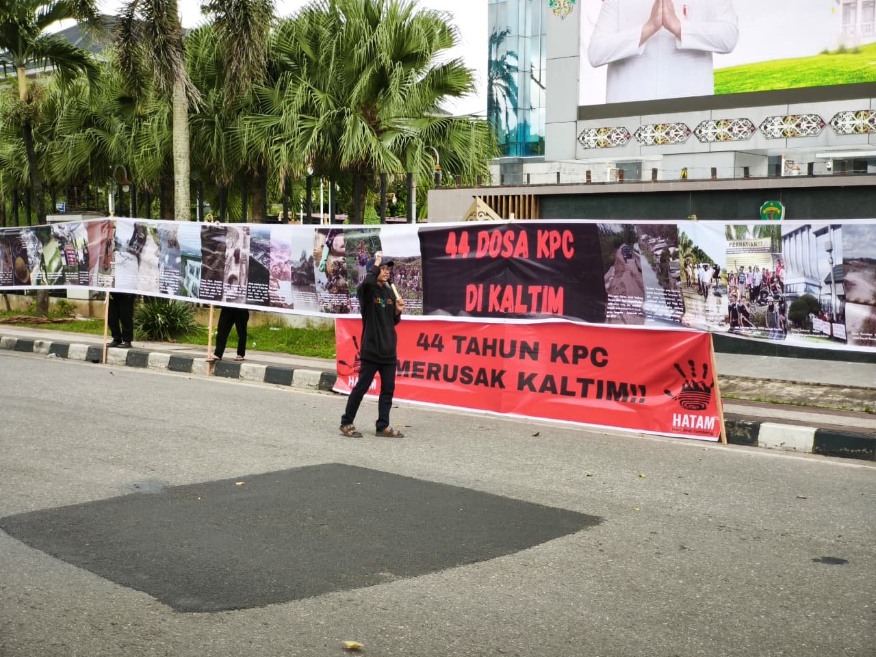 Aksi Jaringan Advokasi Tambang (JATAM) Kalimantan Timur di depan kantor gubernur